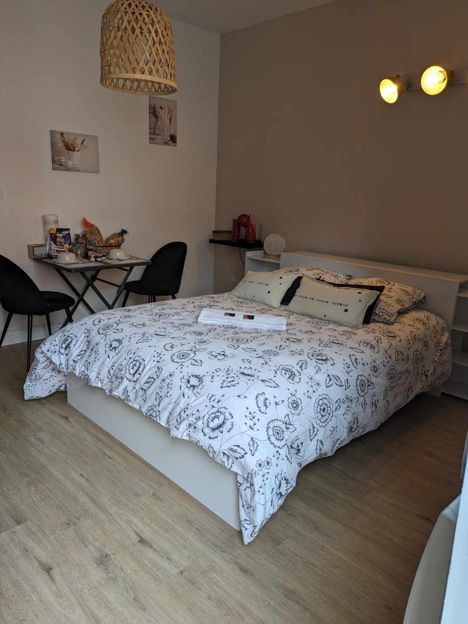 Chez Cerise Bed & Breakfast Tournay Bagian luar foto